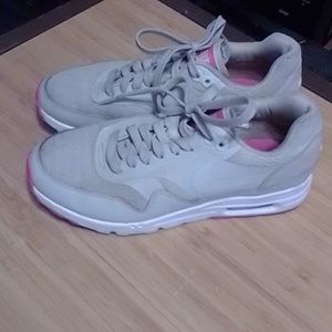 Girl's Nike shoes size 7